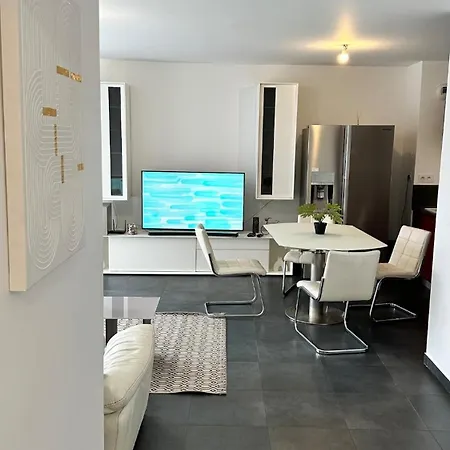 Luxueux T3 Balcon,10min Paris& Cuisine Equipee * Romainville